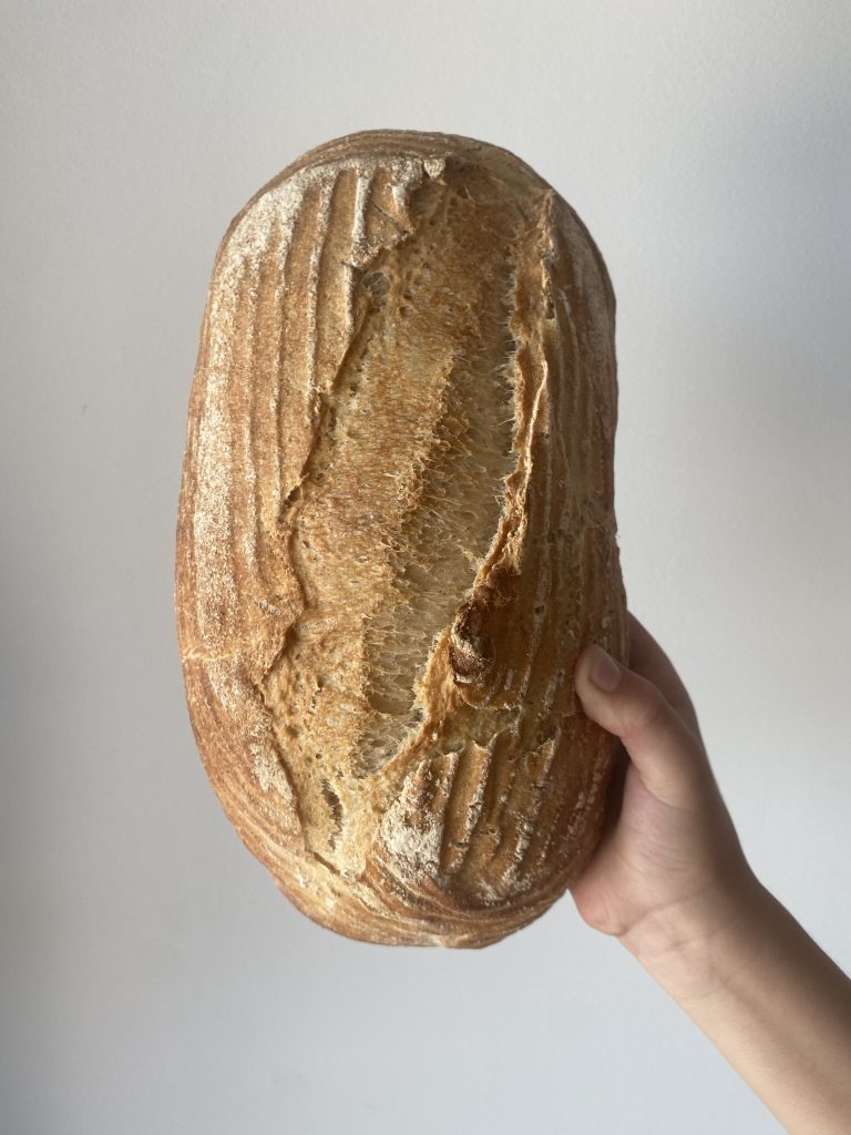 Hogaza de pan de pagès de masa madre recién salida del horno del obrador de PANARRA