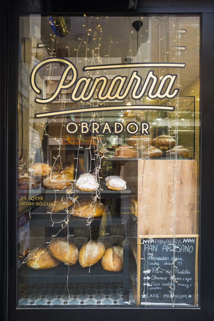 Escaparate del obrador de PANARRA en L’Hospitalet de Llobregat con panes de masa madre