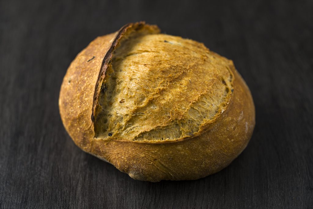 Pan redondo de masa madre de PANARRA recién salido del horno de suela