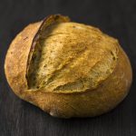 Pan redondo de masa madre de PANARRA recién salido del horno de suela