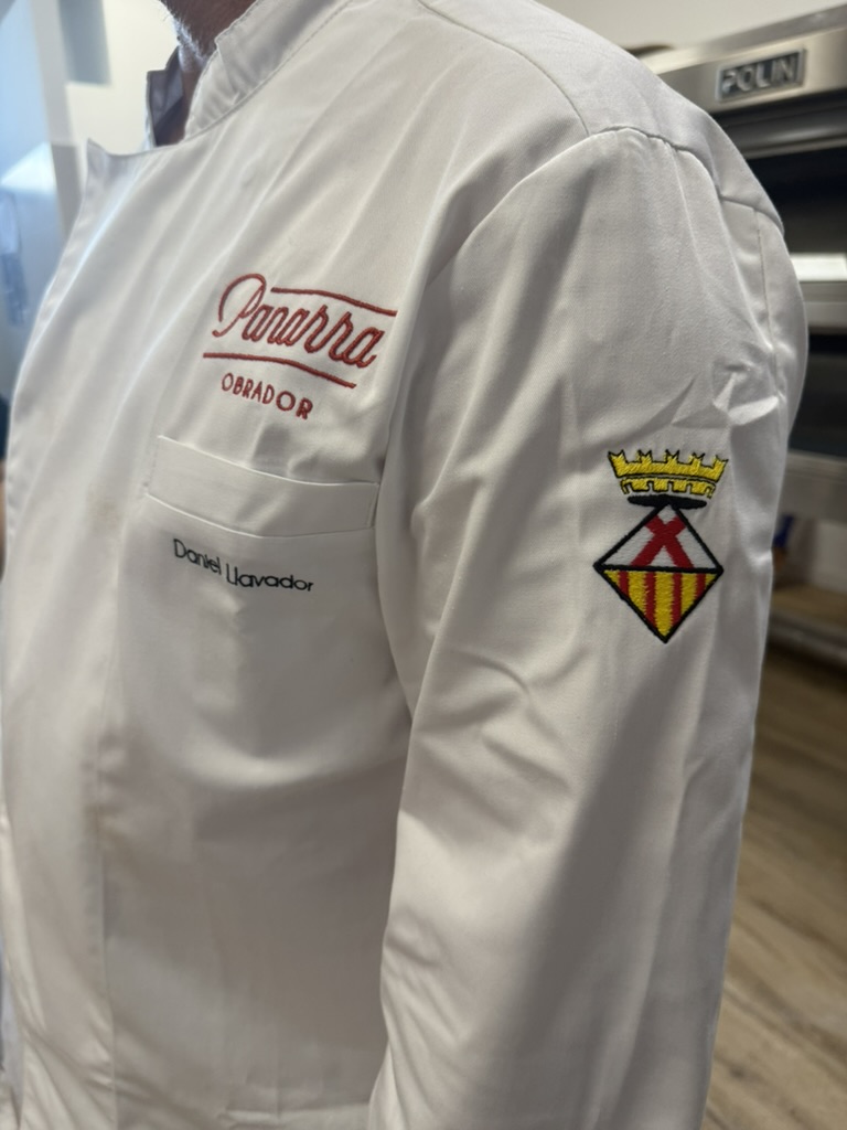 Chaqueta de Panarra con el escudo de L'Hospitalet de Llobregat, llevada al concurso Millor Pa de Pagès Català