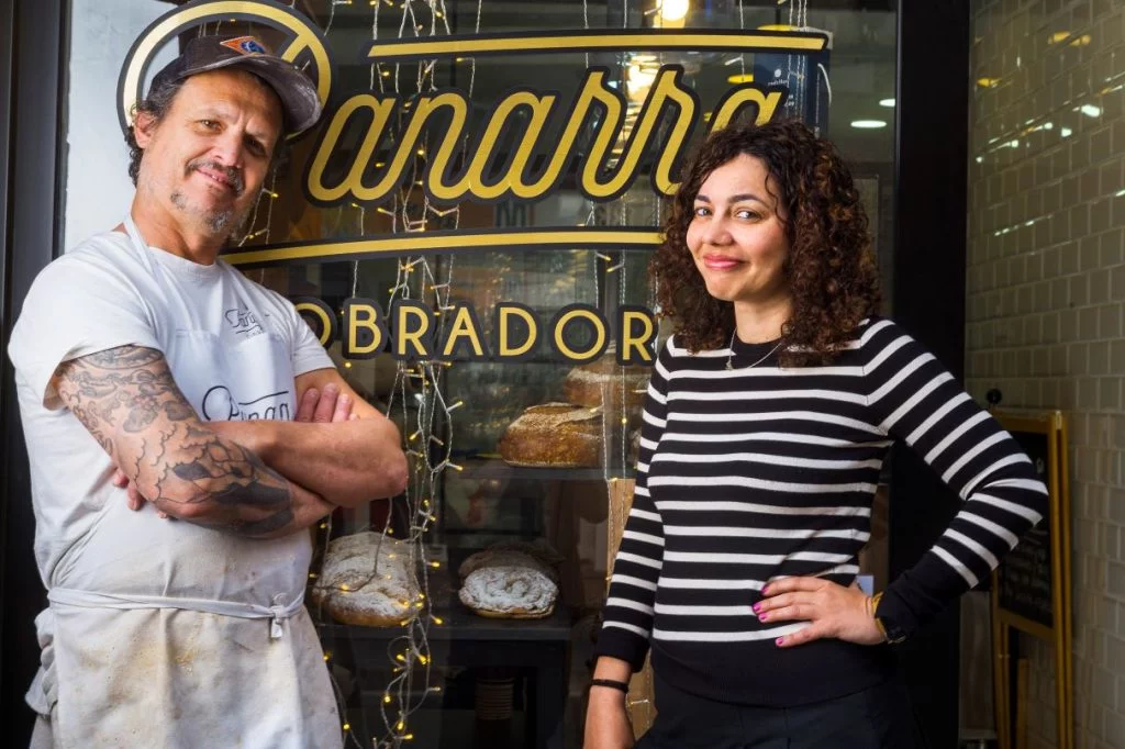 Daniel Llavador y Patricia Escudero, fundadores de Panarra, en la puerta del obrador en L'Hospitalet de Llobregat