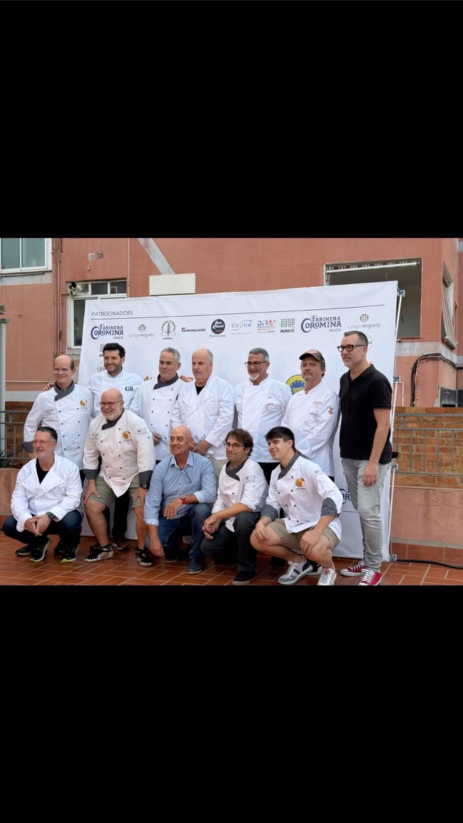 Los seis panaderos finalistas del Millor Pa de Pagès Català 2025 posando con los patrocinadores del concurso