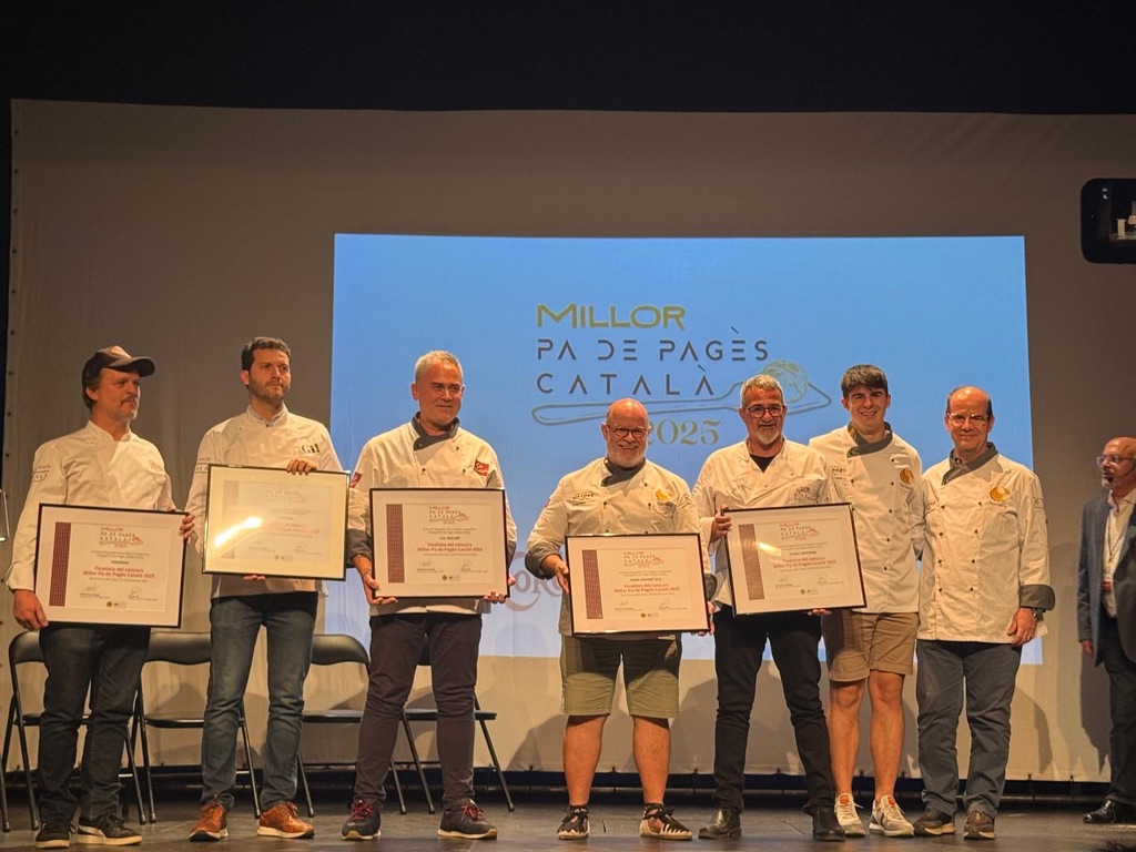 Los 6 finalistas del concurso Millor Pa de Pagès Català 2025 con sus diplomas en el escenario